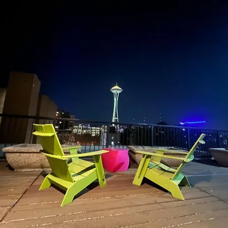 Cozy Downtown Condo Retreat With Space Needle View